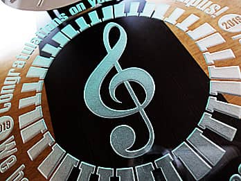 �|�����v�̑O�ʃK���X�ɒ��������A���q�l��������I���W�i���f�U�C���̃N���[�Y�A�b�v�摜