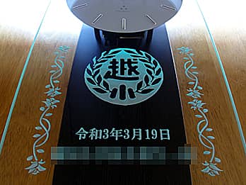 �Z�͂�O�ʃK���X�ɒ��������\���L�O�i�p�̊|�����v