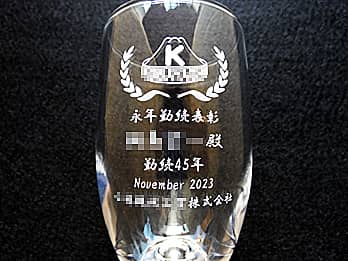 ��Ђ̃��S�}�[�N�𑤖ʂɒ��������A�i�N�Α��\���p�̃r�A�O���X