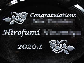 �i�N�Α��\���p�̃K���X���y�[�p�[�E�F�C�g�ɒ��������u���b�Z�[�W�A�i�N�Α��Җ��A�\�����̓��t�v�̊g��摜