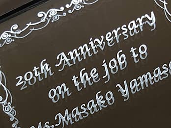 �i�N�Α��\���p�̃u�b�N�^�ʐ^���Ă̋������ɒ��������A���j�����b�Z�[�W�Ɖi�N�Α��Җ��̃N���[�Y�A�b�v�摜