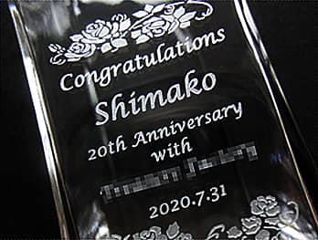 �i�N�Α��\���p�̃t�����[�x�[�X�̑��ʂɒ��������A���j�����b�Z�[�W�A�i�N�Α��҂̖��O�A�\�����̓��t�̊g��摜