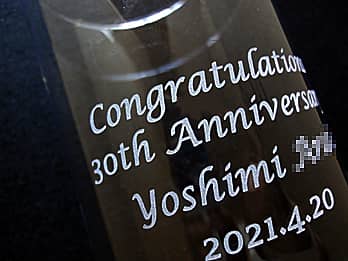 �i�N�Α��\���p�̃K���X�ԕr�̑��ʂɒ��������A���j�����b�Z�[�W�A�i�N�Α��Җ��A�\�����̓��t�̊g��摜