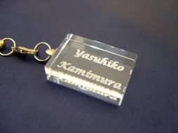 お父さんの名前を彫刻した、父の日のプレゼント用のガラス製ストラップ