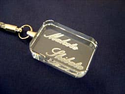 彼氏の名前を彫刻した、彼氏への誕生日プレゼント用のクリスタルガラス製ストラップ