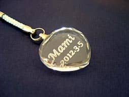 彼女の名前を彫刻した、ホワイトデーのプレゼント用のクリスタルガラス製ストラップ