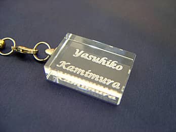 �K���X���̏��蕔�ɖ��O�𒤍������X�g���b�vCS-1