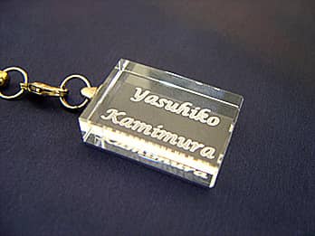 �����̂̃K���X���̏��蕔�ɁA�u���鑊��̖��O�v�𒤍������N���X�}�X�v���[���g�p�̃X�g���b�v