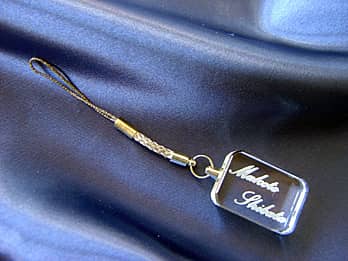 �K���X���̏��蕔�ɖ��O�𒤍������a�����v���[���g�p�̃X�g���b�v