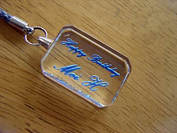 �K���X���̏��蕔�ɁuHappy birthday�A�ޏ��̖��O�v�𒤍������A�ޏ��ւ̒a�����v���[���g�p�̃X�g���b�v