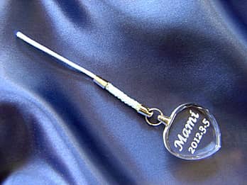 �n�[�g�`�̃K���X�̏��蕔�Ɂu�ޏ��̖��O�ƒa�����̓��t�v�𒤍������A�ޏ��ւ̒a�����v���[���g�p�̃X�g���b�v