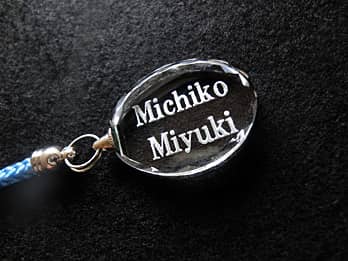 �ȉ~�`�̃K���X���̏��蕔�Ɂu���ꂳ��Ɩ�����̖��O�v�𒤍������X�g���b�v