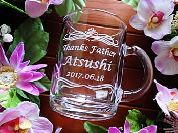 �uThanks Father�A��������̖��O�A���̓��̓��t�v�𑤖ʂɒ��������A���̓��̃v���[���g�p�̃K���X���}�O�J�b�v