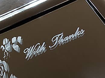 ���̓��̃v���[���g�p�̃u�b�N�^�ʐ^���Ă̋������ɒ��������uWith Thanks�v�̃N���[�Y�A�b�v�摜