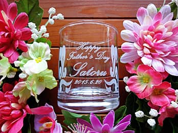 �uHappy Father's Day�A��������̖��O�A���̓��̓��t�v�𑤖ʂɒ��������A���̓��̃v���[���g�p�̃��b�N�O���X