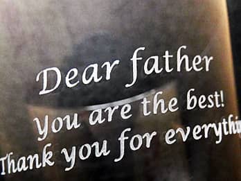 �uDear Father. You are the best! Thank you for everything. �v�𑤖ʂɒ��������A���̓��̃v���[���g�p�̃��b�N�O���X