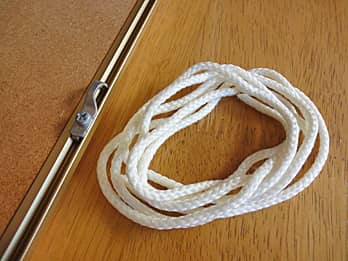 �����ꋾ�E�~���[FR-1�̊z���̗��Ɏ��t���Ă��郊���O��̋���ƁA����ǂɊ|����ۂɎg�p����R�̉摜