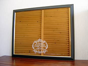 「お祝いメッセージ、贈る相手の名前、贈り主の会社名」を表面に彫刻した、社長就任祝い用の鏡