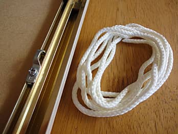 �����ꋾ�E�~���[FR-4�̊z���̗��Ɏ��t���Ă��郊���O��̋���ƁA����ǂɊ|����ۂɎg�p����R�̉摜