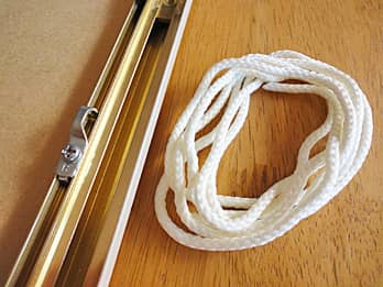 �����ꋾ�E�~���[FR-5�̊z���̗��Ɏ��t���Ă��郊���O��̋���ƁA����ǂɊ|����ۂɎg�p����R�̉摜