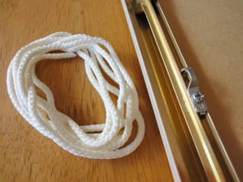 ������~���[FR-7�̊z���̗��Ɏ��t���Ă��郊���O��̋���ƁA����ǂɊ|����ۂɎg�p����R�̉摜