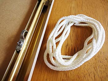 �����ꋾFR-9�̊z���̗��Ɏ��t���Ă��郊���O��̋���ƁA����ǂɊ|����ۂɎg�p����R�̉摜