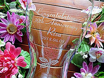 �uCongratulations! 30th anniversary�A�����܂̖��O�A�����L�O���̓��t�A�o���̉Ԃ̃C���X�g�v�𑤖ʂɒ��������A�����L�O���j���p�̃t�����[�x�[�X