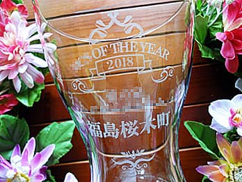 �u�\�����e�A�c�Ə����v�𑤖ʂɒ��������A�Г��\���̋L�O�i�p�̃K���X�ԕr