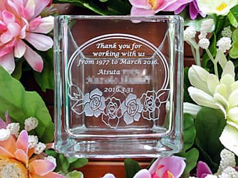 ���ӂ̋C���������߂����b�Z�[�W�A�ސE������̖��O�𑤖ʂɒ��������A��N�ސE�̃v���[���g�p�̃t�����[�x�[�X