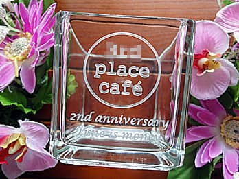 「お店のロゴマーク、2nd anniversary」を側面に彫刻した、周年祝い用のフラワーベース