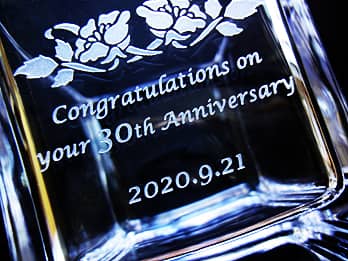 �uCongratulations on your 30th anniversary�v�𑤖ʂɒ��������A�i�N�Α��\���p�̃t�����[�x�[�X