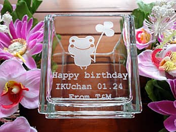 �u�J�G���̃C���X�g�AHappy Birthday�A���鑊��̖��O�A�a�����̓��t�A�����̖��O�v�𑤖ʂɒ��������A�a�����v���[���g�p�̃t�����[�x�[�X