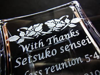 ������ŉ��t�֑���t�����[�x�[�X�̑��ʂɒ��������A�uWith Thanks�A�搶�̖��O�A�N���X���v�̃N���[�Y�A�b�v�摜