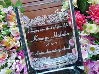 �uA happy new start of your life�A�搶�̖��O�A�w�Z���v�𑤖ʂɒ��������A��N�ސE�̋L�O�i�p�̃t�����[�x�[�X