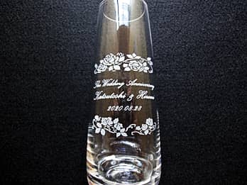 �uThe Wedding Anniversary�A�U�ߗl�Ɖ����܂̖��O�A�����L�O���̓��t�v�𑤖ʂɒ��������A�����L�O���̃v���[���g�p�̈�֑}��