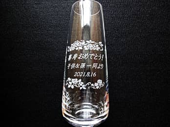 ���j�����b�Z�[�W�Ƒ����̖��O�𑤖ʂɒ��������A����j���p�̃K���X����֑}��