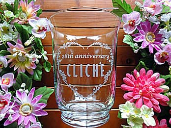 �u28th anniversary�A�X���v�𑤖ʂɒ��������A���N�j���p�̃K���X�ԕr