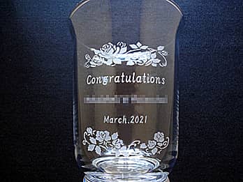 �uCongratulations�A�X���A�I�[�v�����̓��t�v�𑤖ʂɒ��������A���H�X�̊J�X�j���p�̉Ԋ�