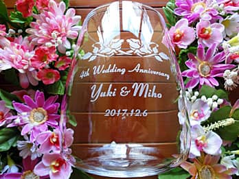 �u4th wedding anniversary�A�U�ߗl�Ɖ����܂̖��O�A�����L�O���̓��t�v�𑤖ʂɒ��������A�����L�O���̃v���[���g�p�̃t�����[�x�[�X
