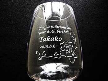 �uCongratulations on your 60th birthday�v�𑤖ʂɒ��������A�җ�j���p�̃K���X�ԕr