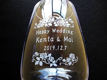 �uHappy wedding�A�V�Y�ƐV�w�̖��O�A�������̓��t�v�𑤖ʂɒ��������A�����j���p�̉ԕr