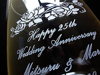 �����L�O���j���p�̖�����t�����[�x�[�X�̑��ʂɒ��������uHappy 25th wedding anniversary�v�̊g��摜