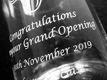 �J�X�j���p�̃t�����[�x�[�X�̑��ʂɒ��������A���j�����b�Z�[�W�ƊJ�X���̓��t�̃N���[�Y�A�b�v�摜