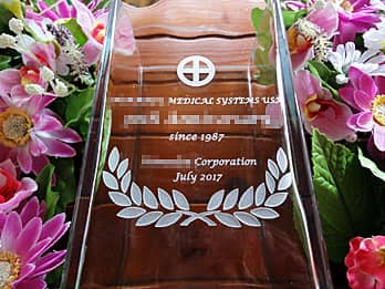 �������̉�Ђ̃}�[�N�𑤖ʂɒ��������A�V�H��̏v�H�j���p�̃K���X�Ԋ�