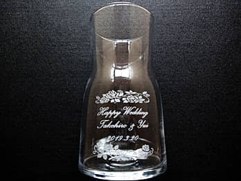 �uHappy wedding�A�V�Y�ƐV�w�̖��O�A�������̓��t�v�𑤖ʂɒ��������A�����j���̃v���[���g�p�̃K���X�ԕr