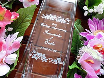 �u4th wedding anniversary�A�����܂ƒU�ߗl�̖��O�A�����L�O���̓��t�v�𑤖ʂɒ��������A�����L�O���̑��蕨�p�̃t�����[�x�[�X