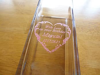 �uWith love on your birthday�A�ޏ��̖��O�A�a�����̓��t�v�𑤖ʂɒ��������A�ޏ��ւ̒a�����v���[���g�p�̃K���X�ԕr