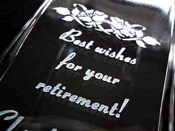 ��N�ސE�̃v���[���g�p�̃t�����[�x�[�X�̑��ʂɒ��������uBest wishes for your retirement�v�̃N���[�Y�A�b�v�摜