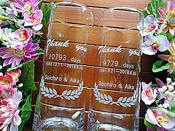 ���e�ւ̊��ӂ����߂����b�Z�[�W�ƁA�V�Y�V�w�̖��O�𑤖ʂɒ��������A�V�Y�V�w���痼�e�֑���K���X�ԕr