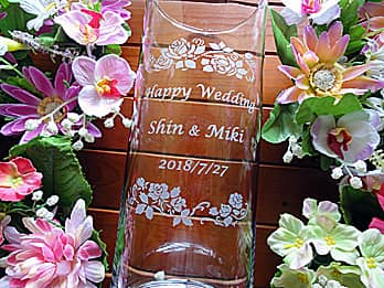 �uHappy wedding�A�V�Y�ƐV�w�̖��O�A�������̓��t�v�𑤖ʂɒ��������A�����j���p�̃t�����[�x�[�X